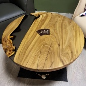 Дизайнерский стол из слэба карагача из светлого дерева